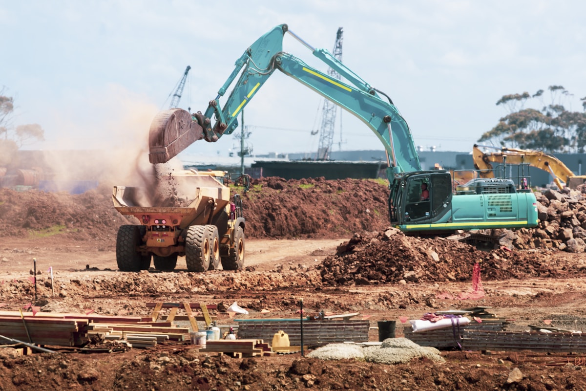 Pelleteuse sur chantier de terrassement — SASU BALCI Valserhône